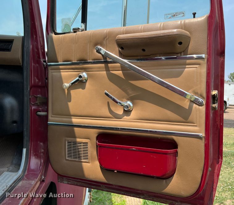 image for item DR1418 1993 Ford LTL9000  semi truck