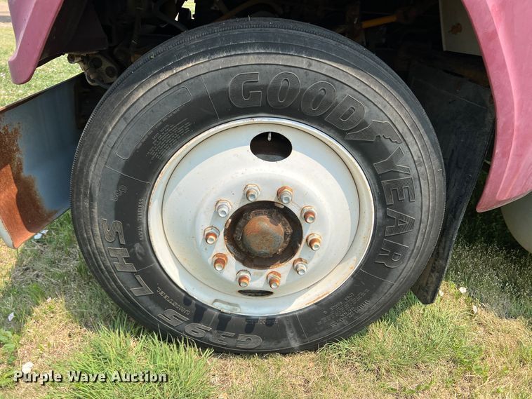 image for item DR1418 1993 Ford LTL9000  semi truck