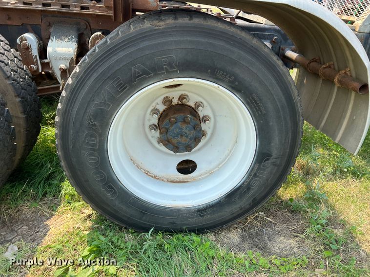 image for item DR1418 1993 Ford LTL9000  semi truck