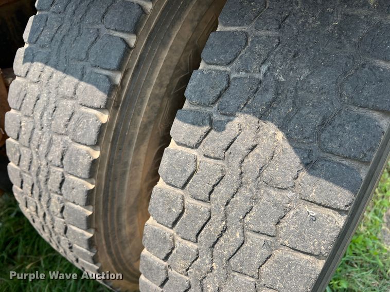 image for item DR1418 1993 Ford LTL9000  semi truck