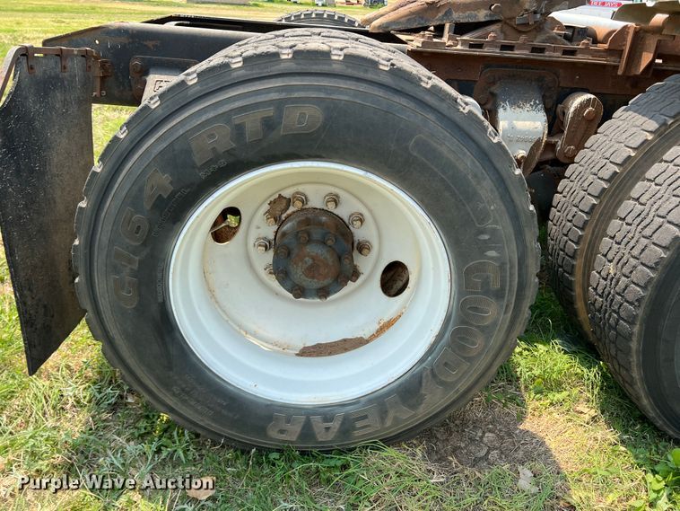 image for item DR1418 1993 Ford LTL9000  semi truck