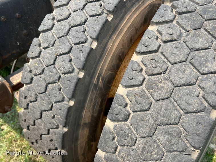 image for item DR1418 1993 Ford LTL9000  semi truck