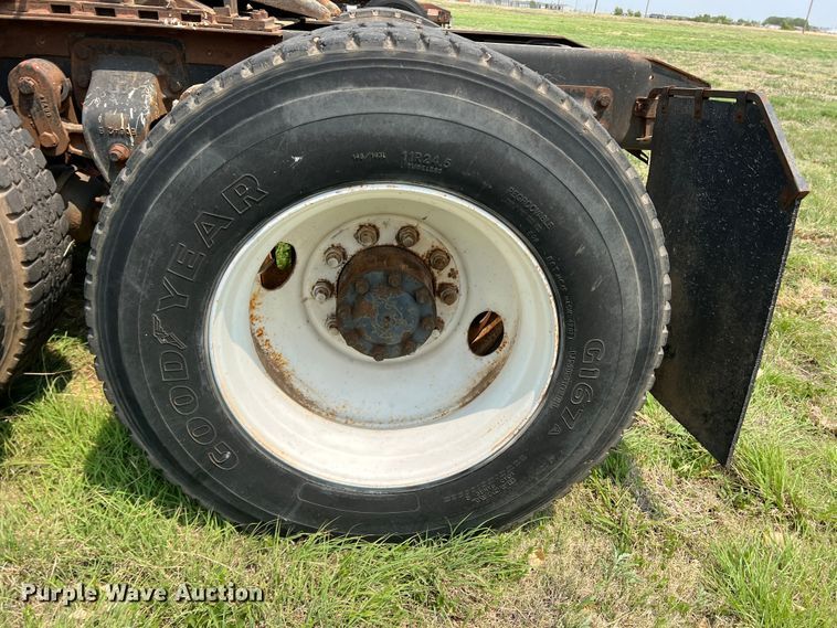 image for item DR1418 1993 Ford LTL9000  semi truck