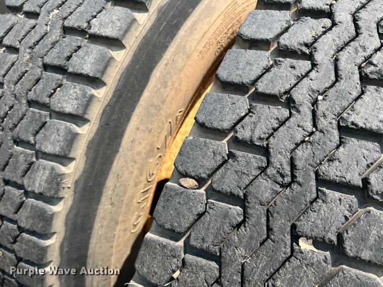 image for item DR1418 1993 Ford LTL9000  semi truck