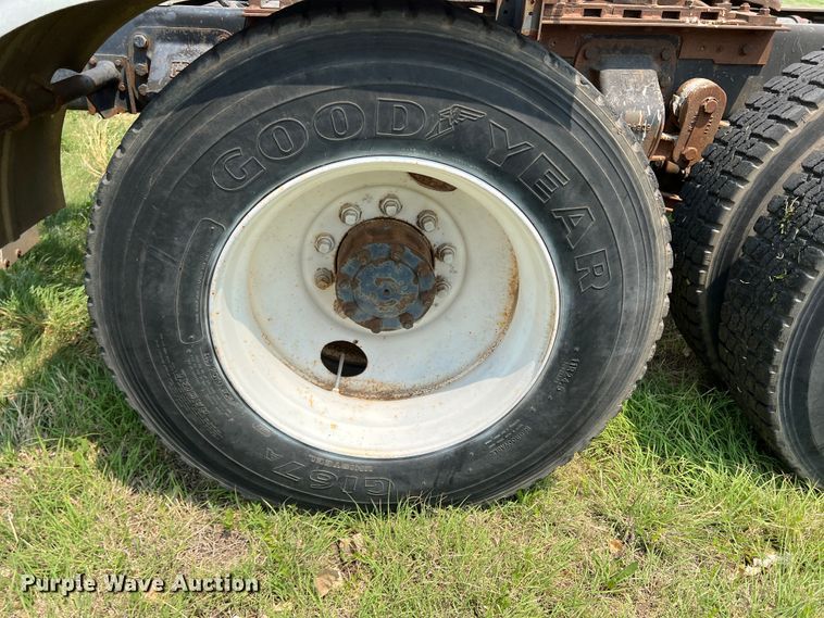 image for item DR1418 1993 Ford LTL9000  semi truck