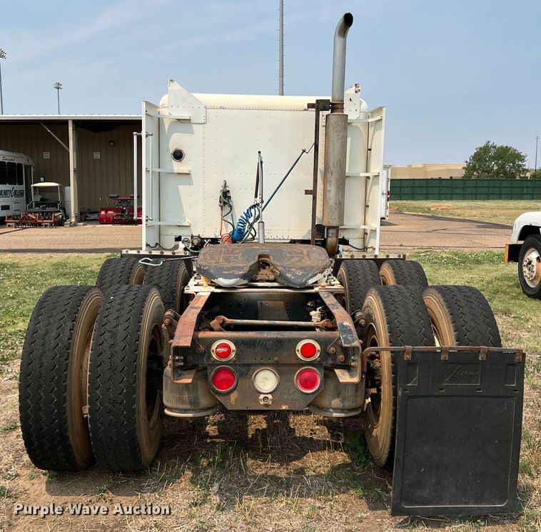 image for item DR1419 1995 Freightliner FLD120  semi truck