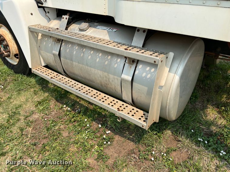 image for item DR1419 1995 Freightliner FLD120  semi truck