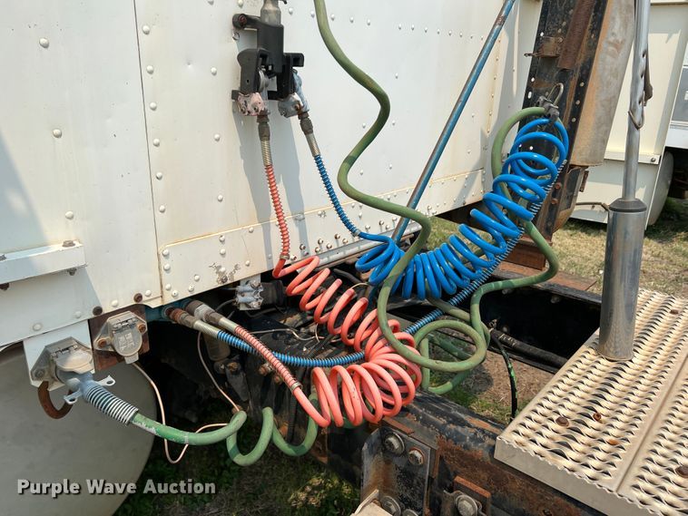 image for item DR1419 1995 Freightliner FLD120  semi truck