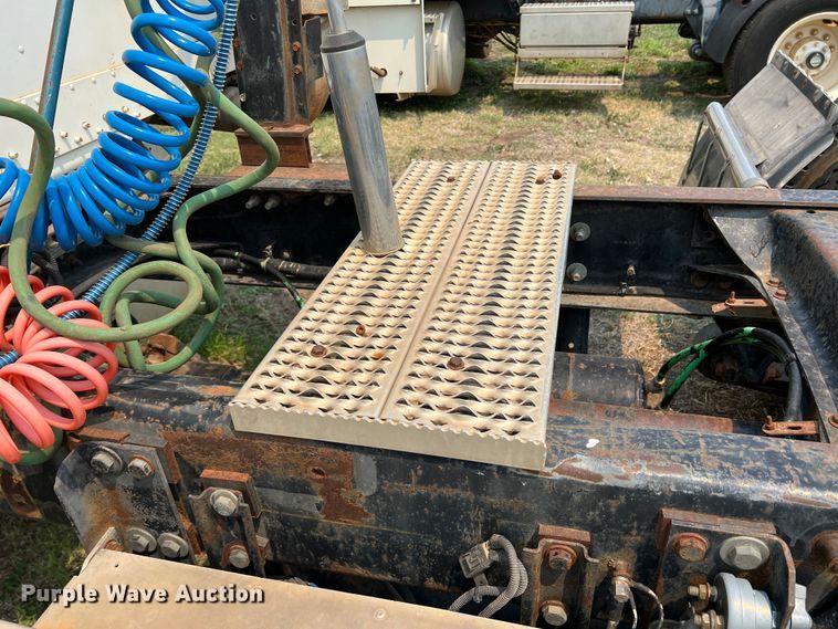 image for item DR1419 1995 Freightliner FLD120  semi truck