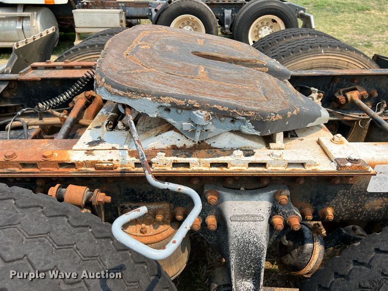 image for item DR1419 1995 Freightliner FLD120  semi truck