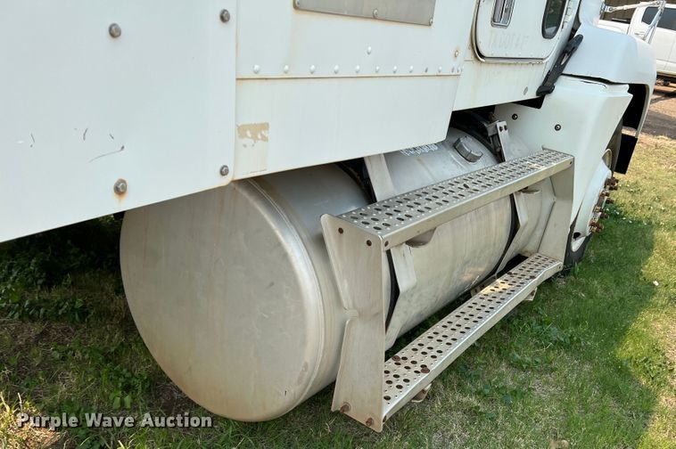 image for item DR1419 1995 Freightliner FLD120  semi truck