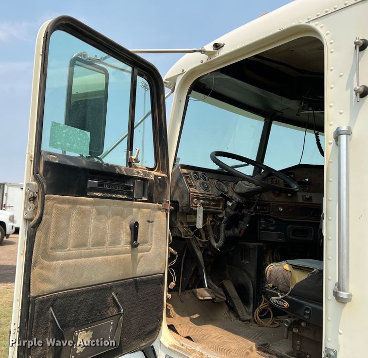 image for item DR1419 1995 Freightliner FLD120  semi truck