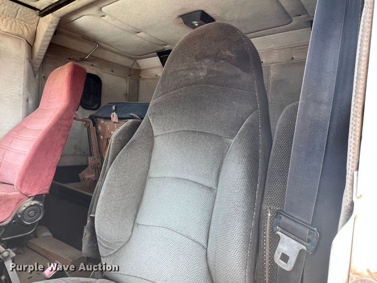 image for item DR1419 1995 Freightliner FLD120  semi truck