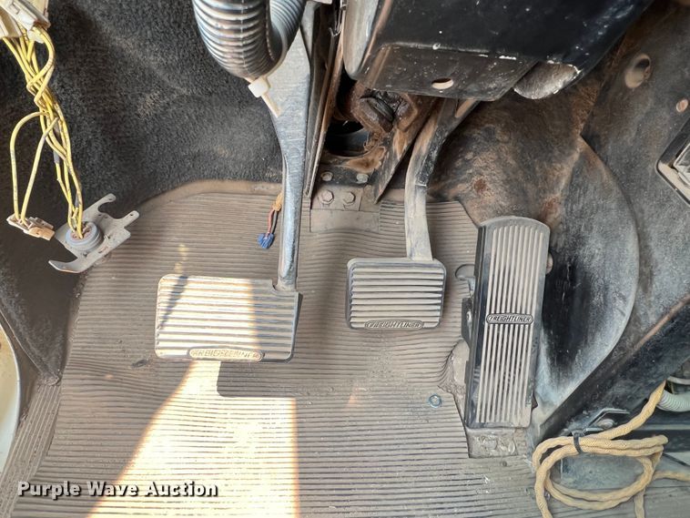 image for item DR1419 1995 Freightliner FLD120  semi truck