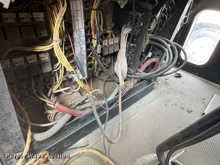 image for item DR1419 1995 Freightliner FLD120  semi truck