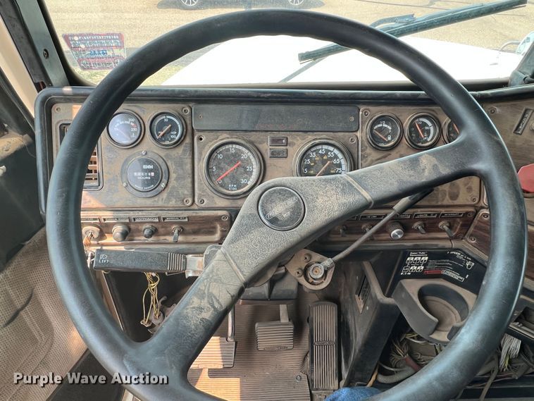 image for item DR1419 1995 Freightliner FLD120  semi truck