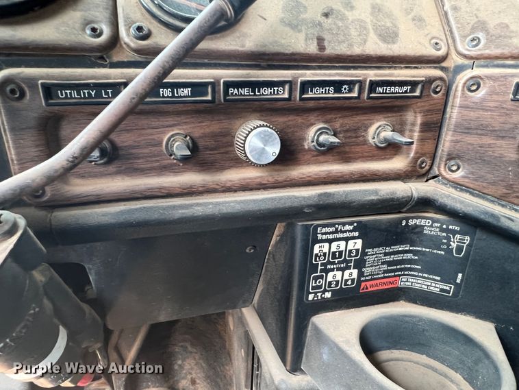 image for item DR1419 1995 Freightliner FLD120  semi truck