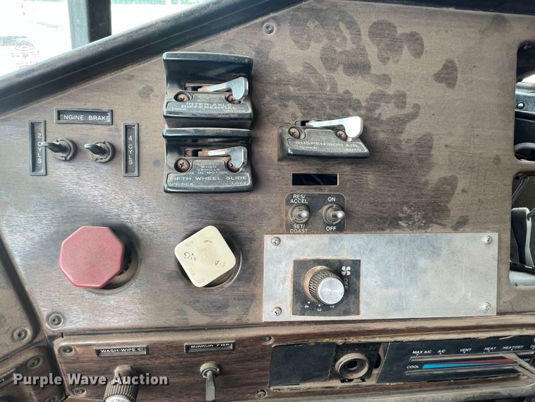 image for item DR1419 1995 Freightliner FLD120  semi truck