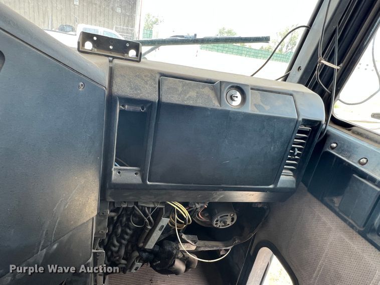 image for item DR1419 1995 Freightliner FLD120  semi truck