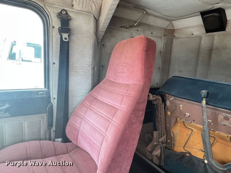 image for item DR1419 1995 Freightliner FLD120  semi truck