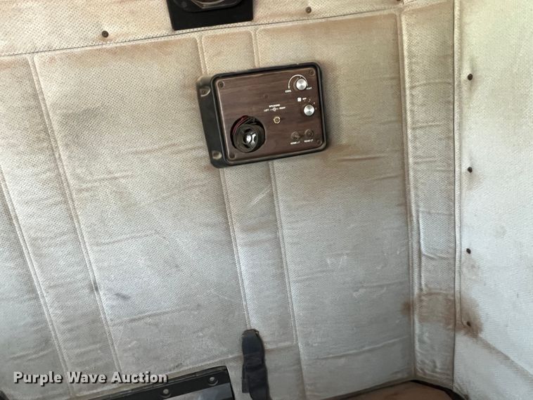 image for item DR1419 1995 Freightliner FLD120  semi truck