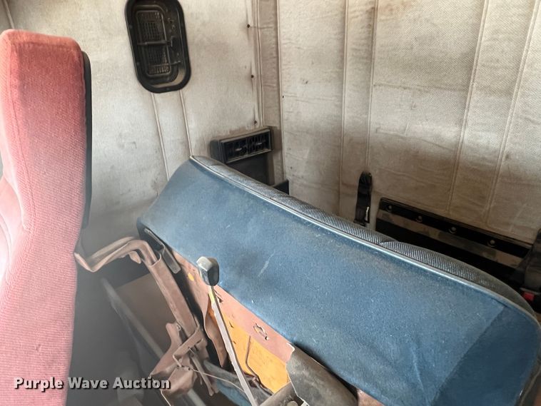 image for item DR1419 1995 Freightliner FLD120  semi truck