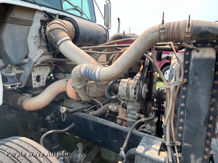 image for item DR1419 1995 Freightliner FLD120  semi truck