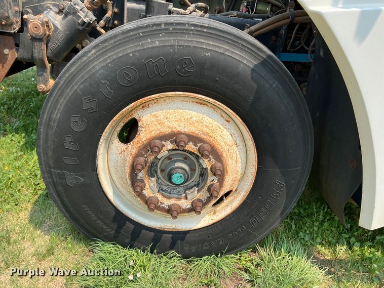 image for item DR1419 1995 Freightliner FLD120  semi truck