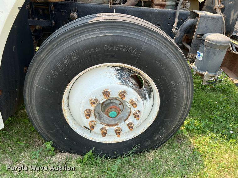 image for item DR1419 1995 Freightliner FLD120  semi truck