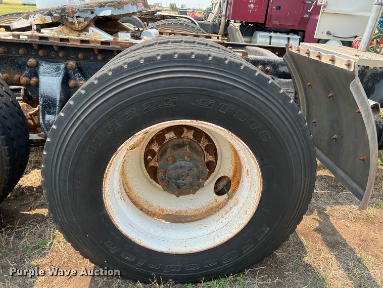 image for item DR1419 1995 Freightliner FLD120  semi truck