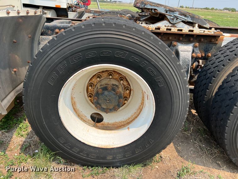 image for item DR1419 1995 Freightliner FLD120  semi truck