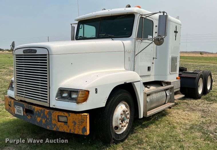 image for item DR1420 1995 Freightliner FLD120  semi truck