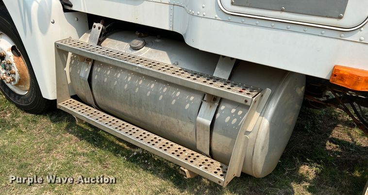 image for item DR1420 1995 Freightliner FLD120  semi truck