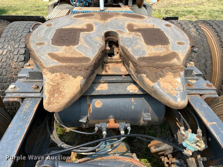 image for item DR1420 1995 Freightliner FLD120  semi truck