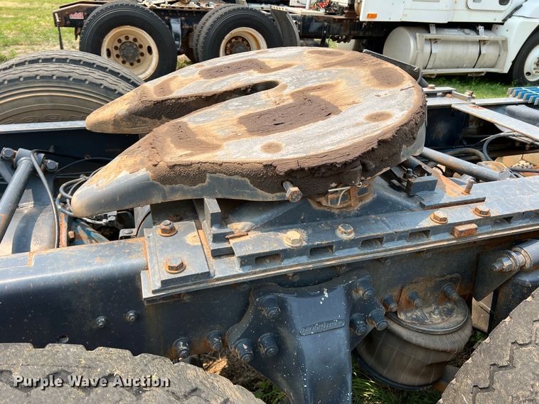 image for item DR1420 1995 Freightliner FLD120  semi truck