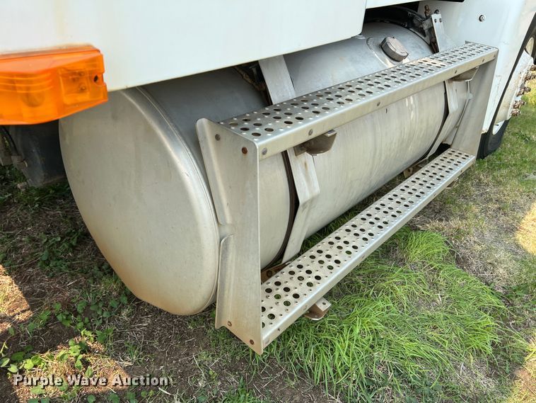 image for item DR1420 1995 Freightliner FLD120  semi truck