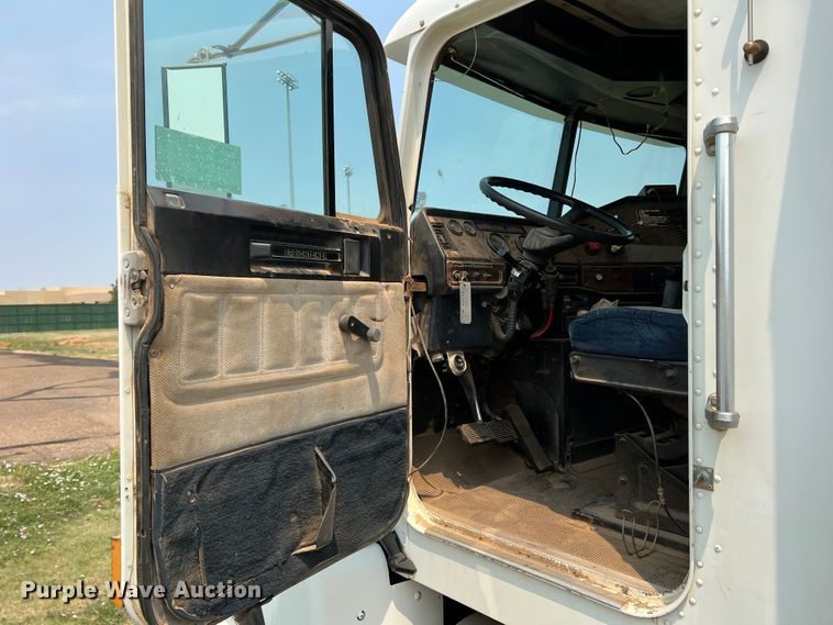 image for item DR1420 1995 Freightliner FLD120  semi truck