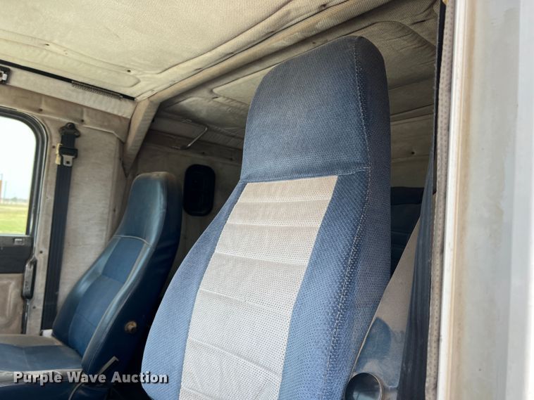 image for item DR1420 1995 Freightliner FLD120  semi truck