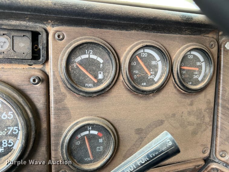 image for item DR1420 1995 Freightliner FLD120  semi truck