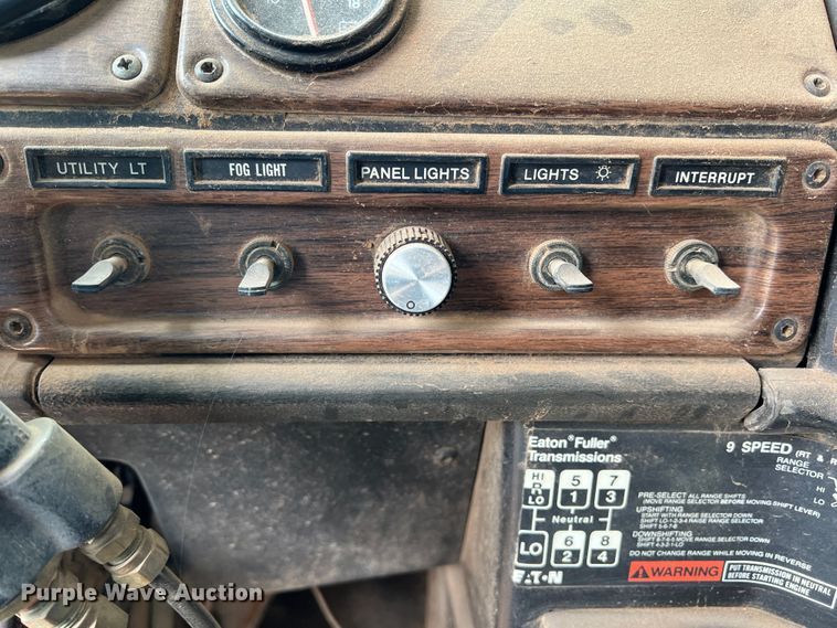 image for item DR1420 1995 Freightliner FLD120  semi truck