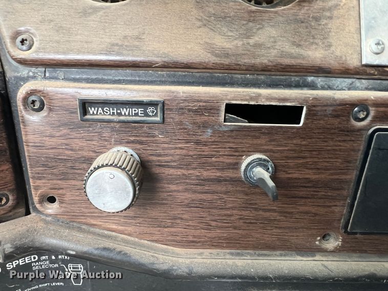 image for item DR1420 1995 Freightliner FLD120  semi truck