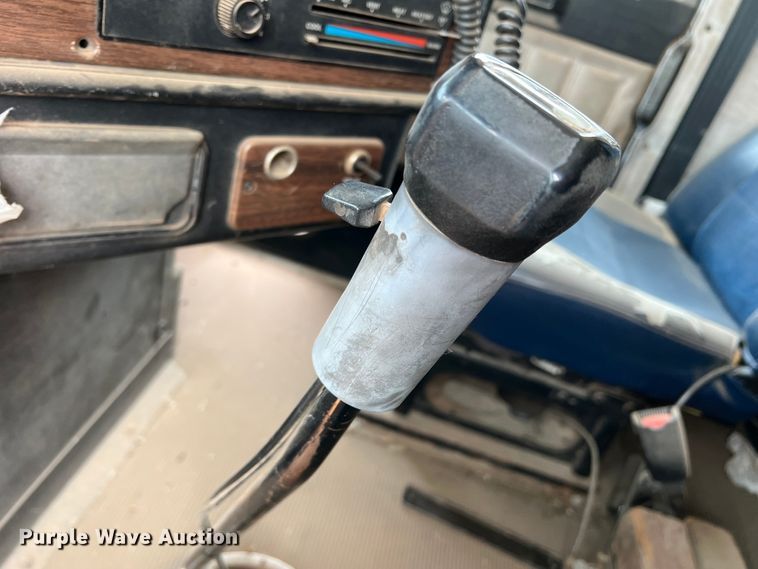 image for item DR1420 1995 Freightliner FLD120  semi truck