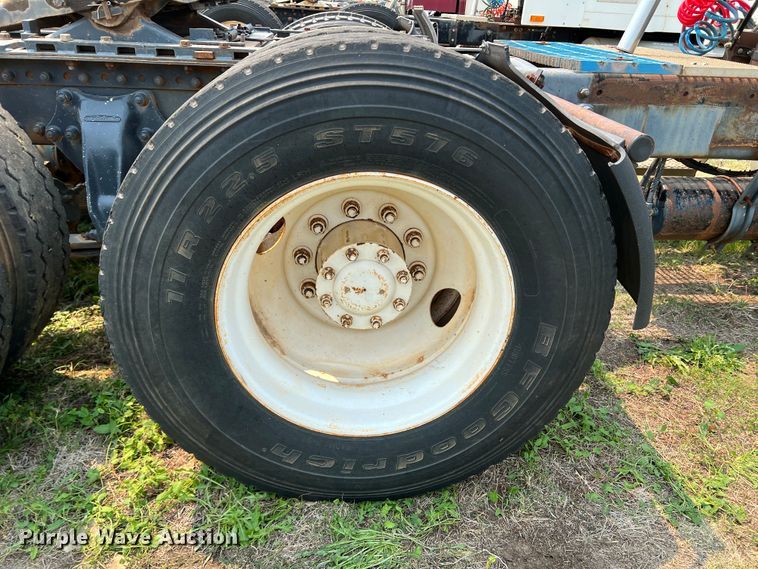 image for item DR1420 1995 Freightliner FLD120  semi truck