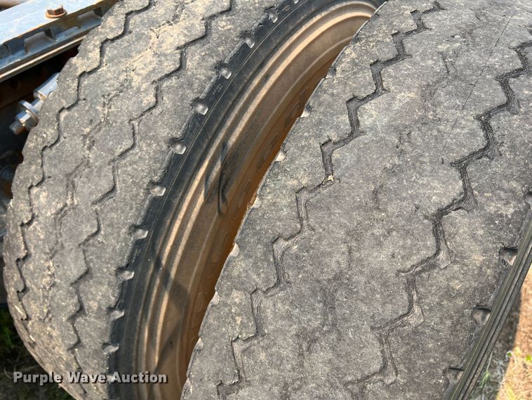 image for item DR1420 1995 Freightliner FLD120  semi truck