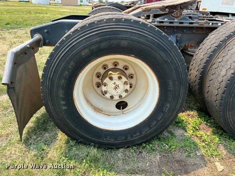 image for item DR1420 1995 Freightliner FLD120  semi truck