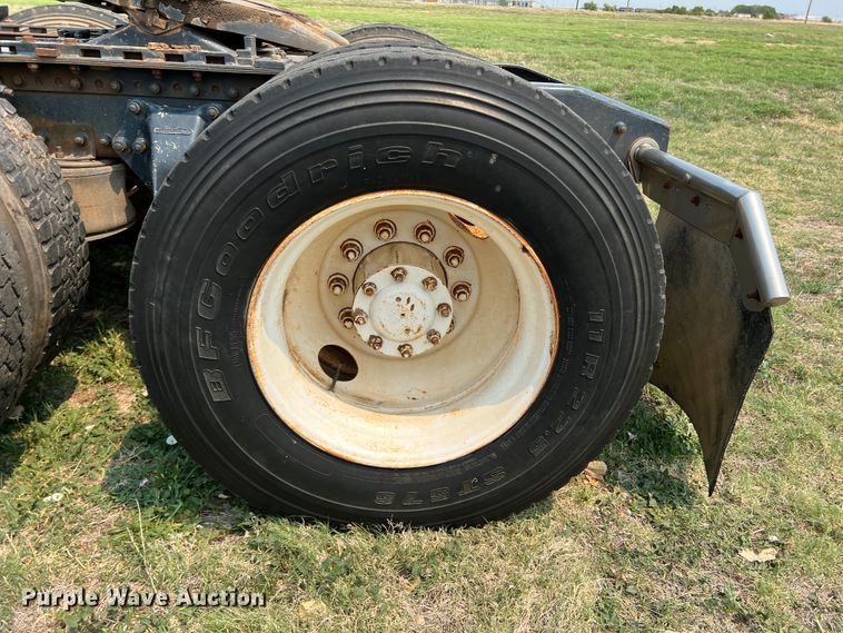 image for item DR1420 1995 Freightliner FLD120  semi truck