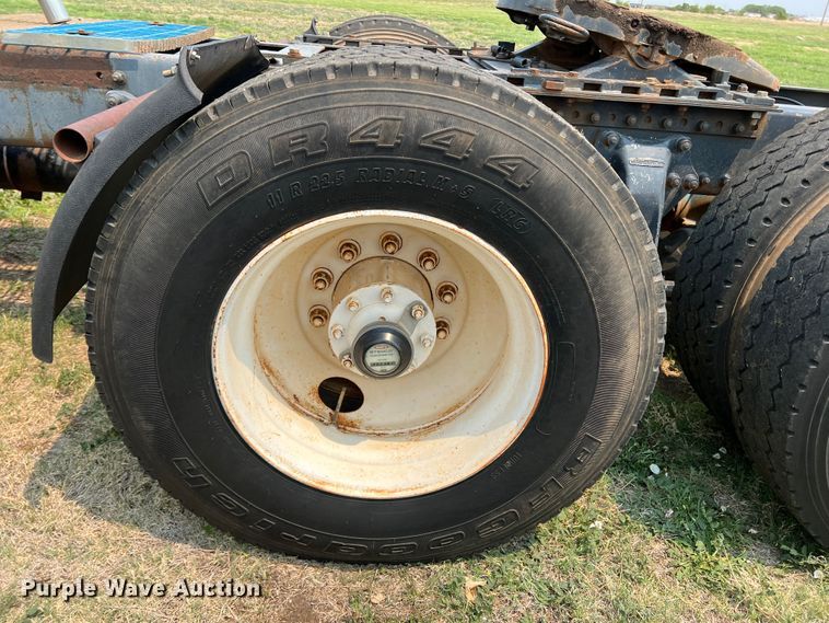 image for item DR1420 1995 Freightliner FLD120  semi truck