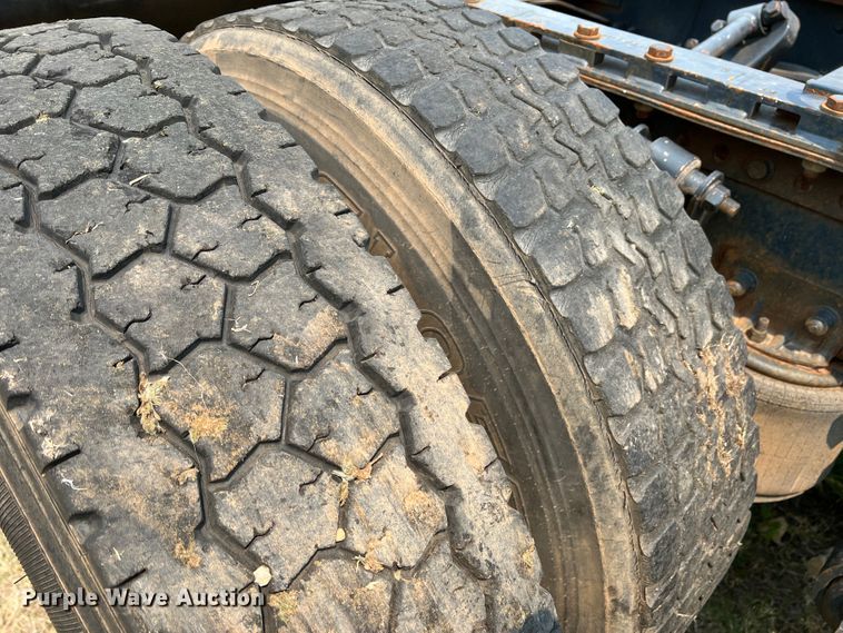 image for item DR1420 1995 Freightliner FLD120  semi truck