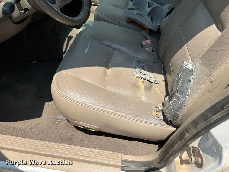 image for item DR1425 2004 Ford Crown Victoria