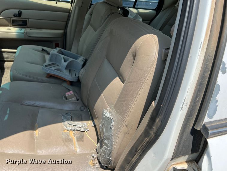 image for item DR1425 2004 Ford Crown Victoria